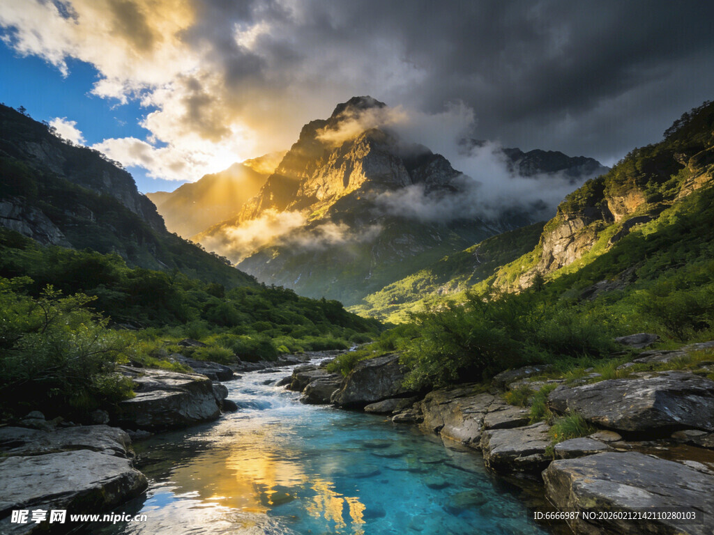 山间溪流映霞光美景