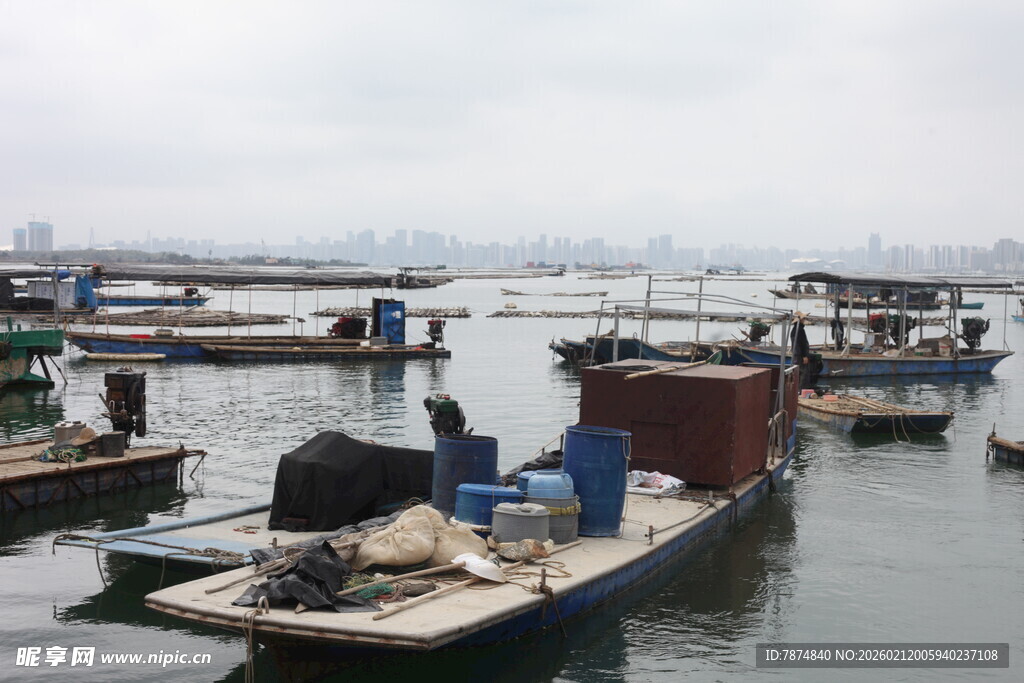 湛江水上停泊的船只与人物