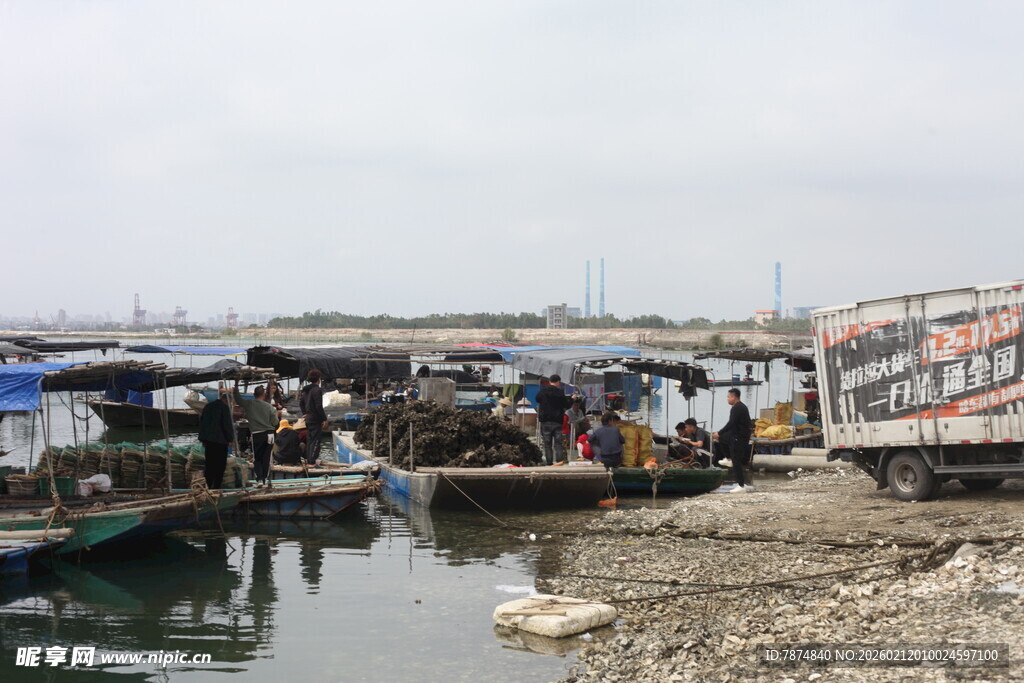 湛江河边热闹的水上交易场景