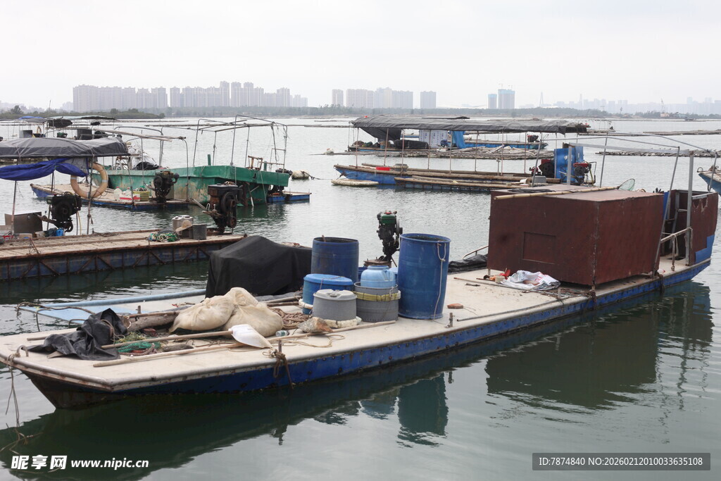 湛江港口停泊的多艘作业船只