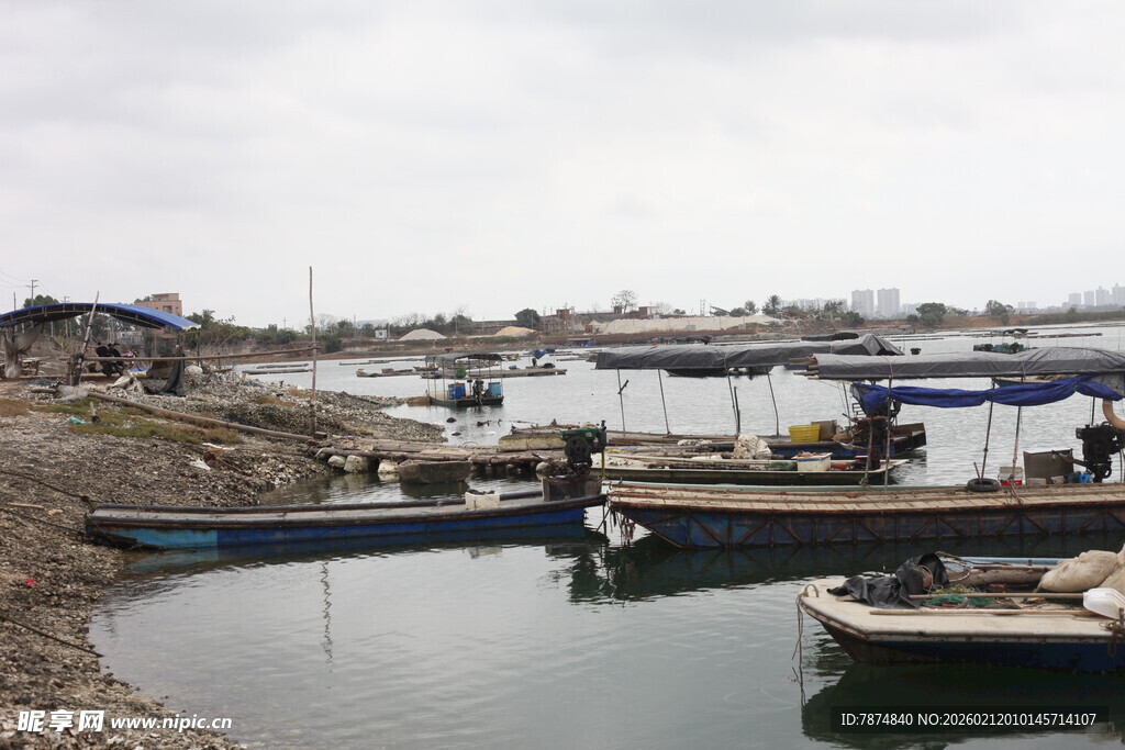 湛江河边停泊的多艘简易船只