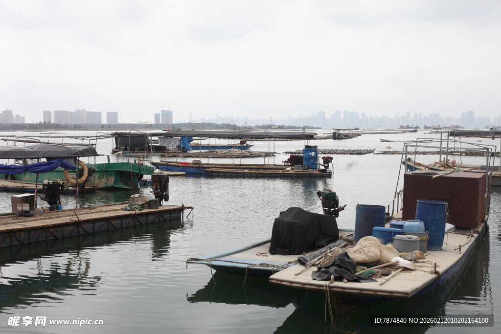 湛江港口停泊的多艘作业船只