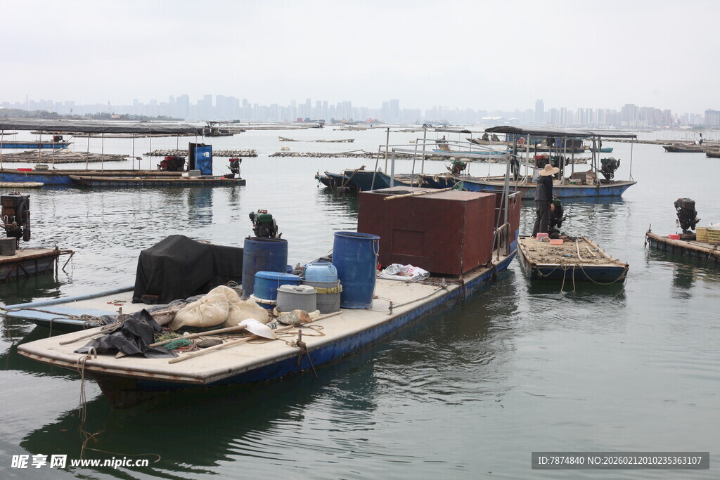 湛江水上停泊的多艘作业船只
