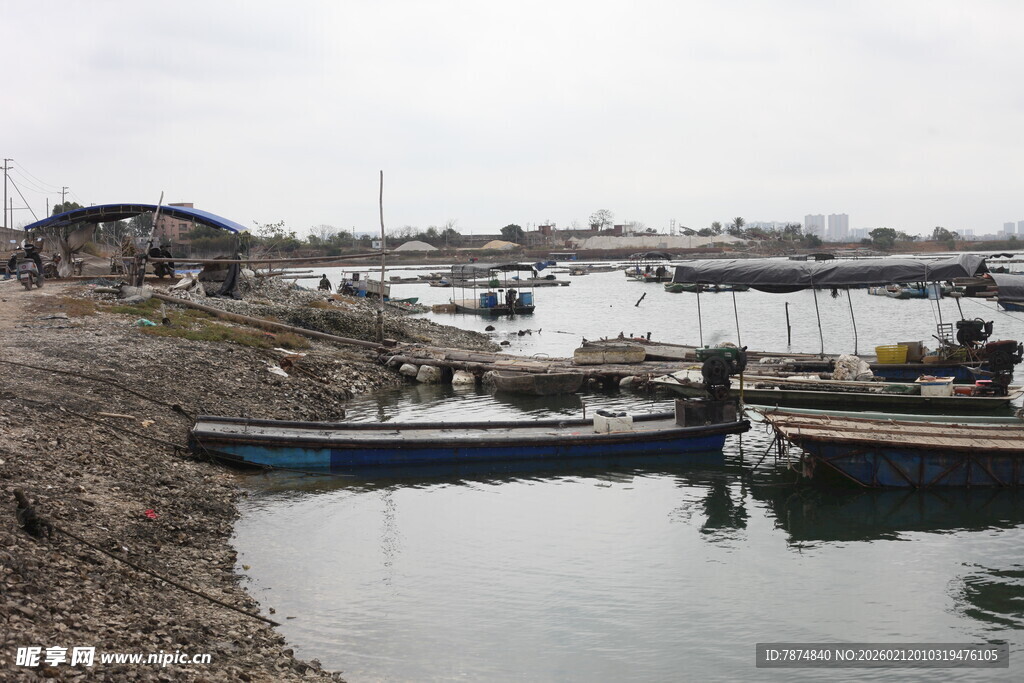 湛江宁静港湾中的停泊小船