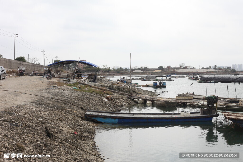 湛江宁静码头停靠着几艘小船
