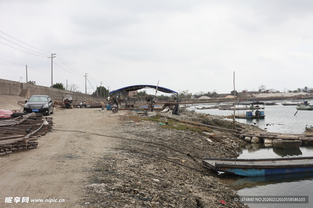 湛江岸边停泊船只的宁静码头