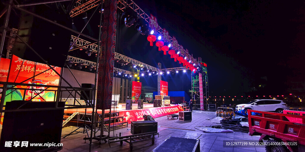 夜晚热闹的户外文艺演出场景