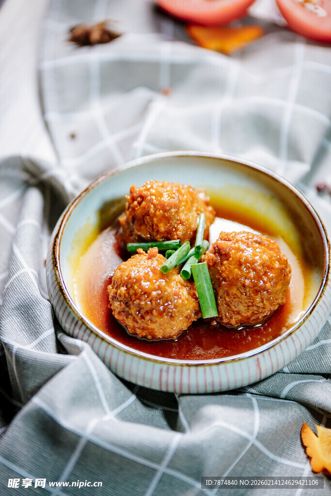 美味红烧狮子头摆盘中