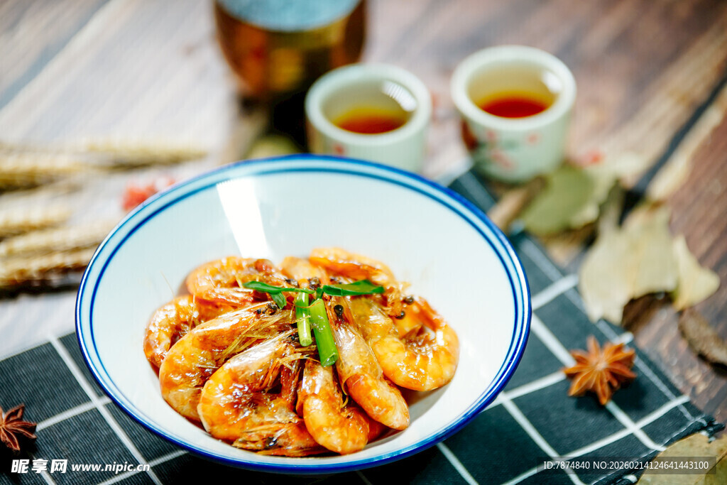 美味香辣虾摆于蓝白碗中