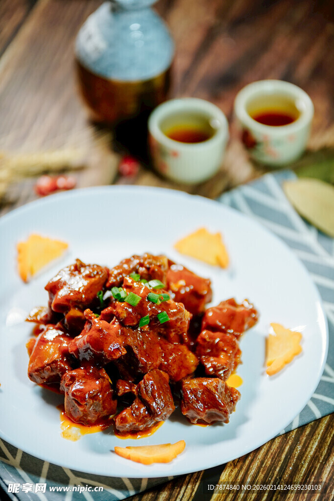 美味糖醋里脊摆于盘中