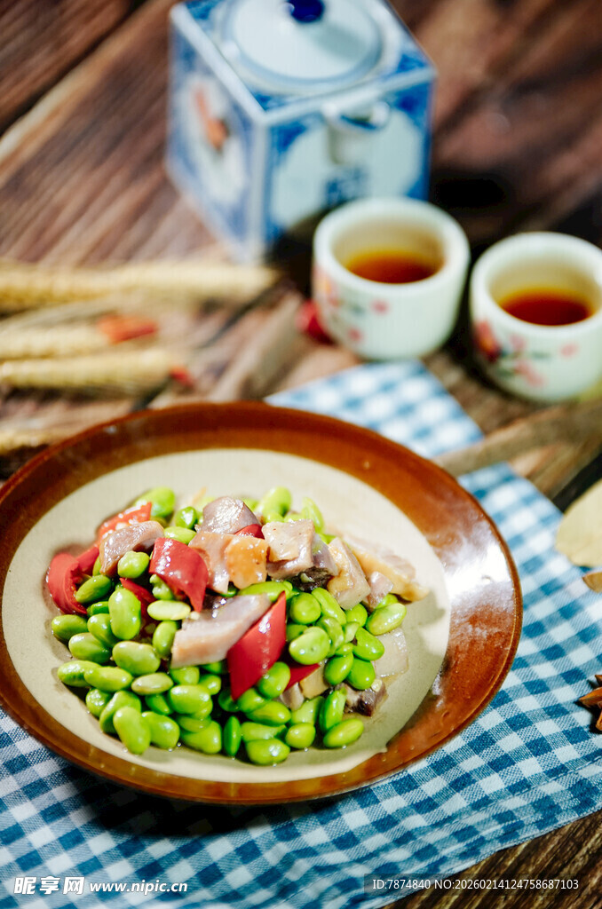 豌豆虾仁菜肴摆拍图