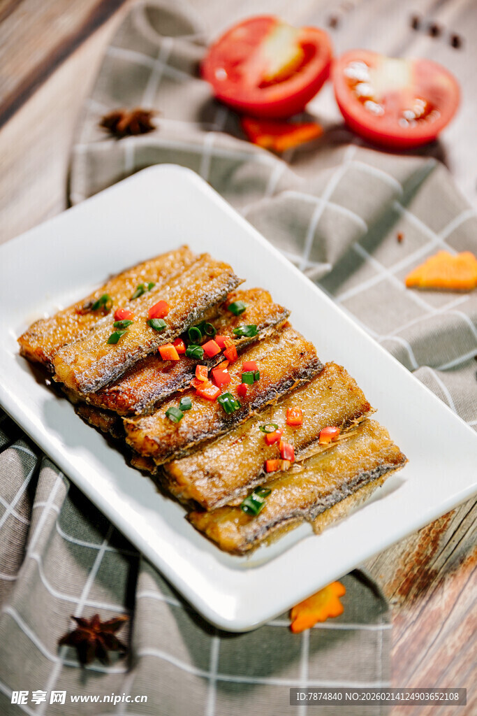 美味香煎豆腐块摆盘中