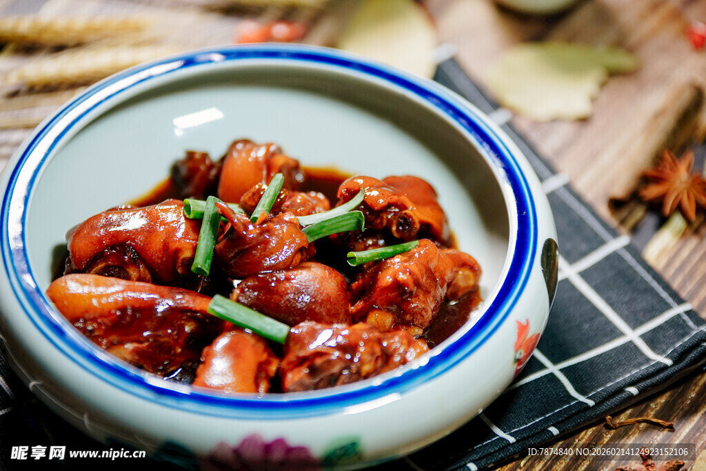 美味红烧排骨盛于瓷碗