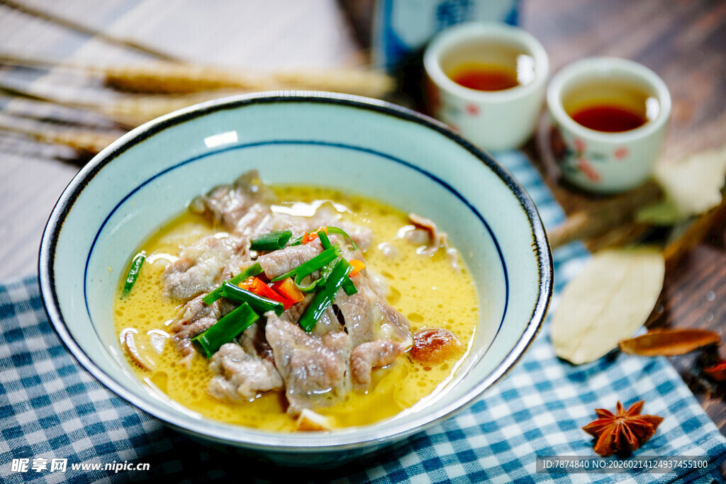 鲜香鸡汤浸嫩滑鸡肉