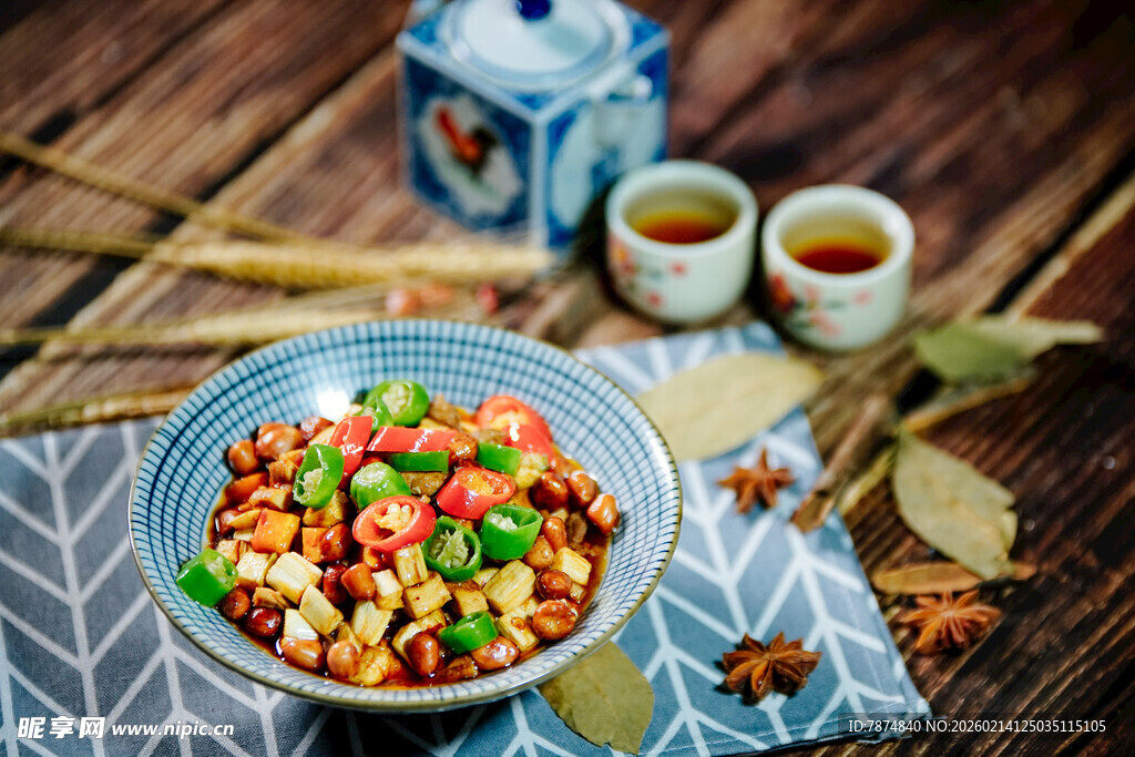 美味坚果拼盘摆于木桌