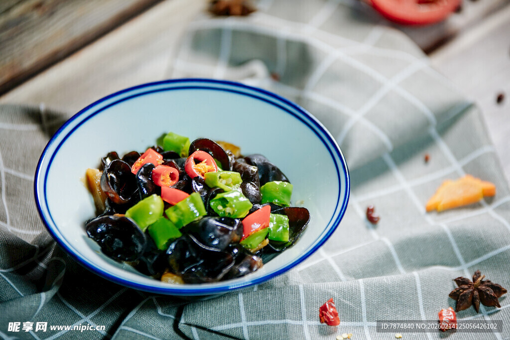 美味凉拌木耳 色彩诱人