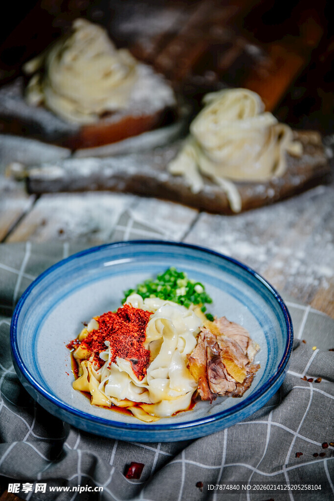 美味意大利面搭配丰富食材