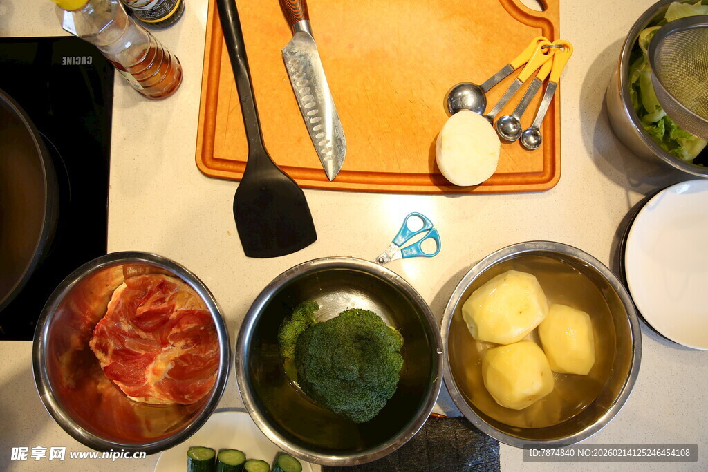 厨房中的多样烹饪食材