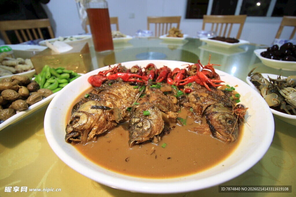 美味红烧鱼摆上餐桌