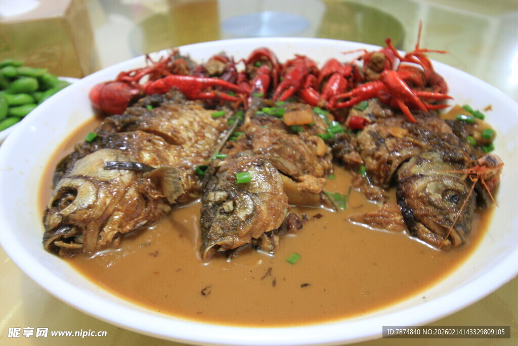 红烧鲫鱼摆盘中