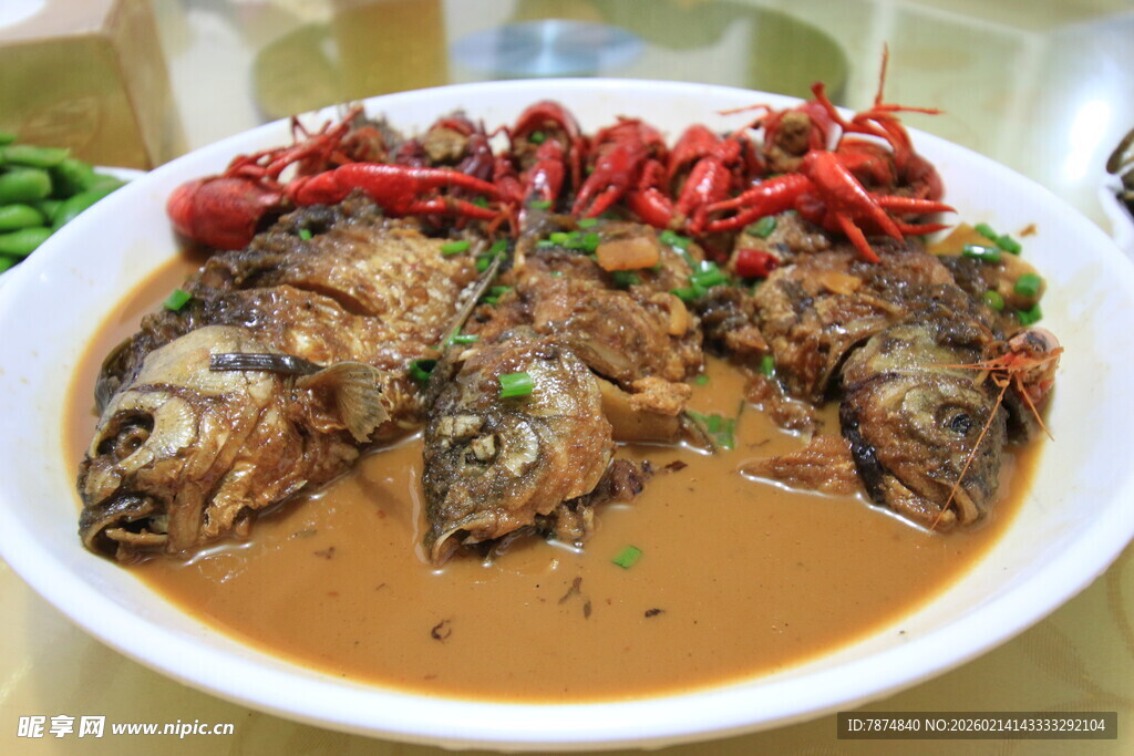 红烧鱼摆盘中的美味佳肴