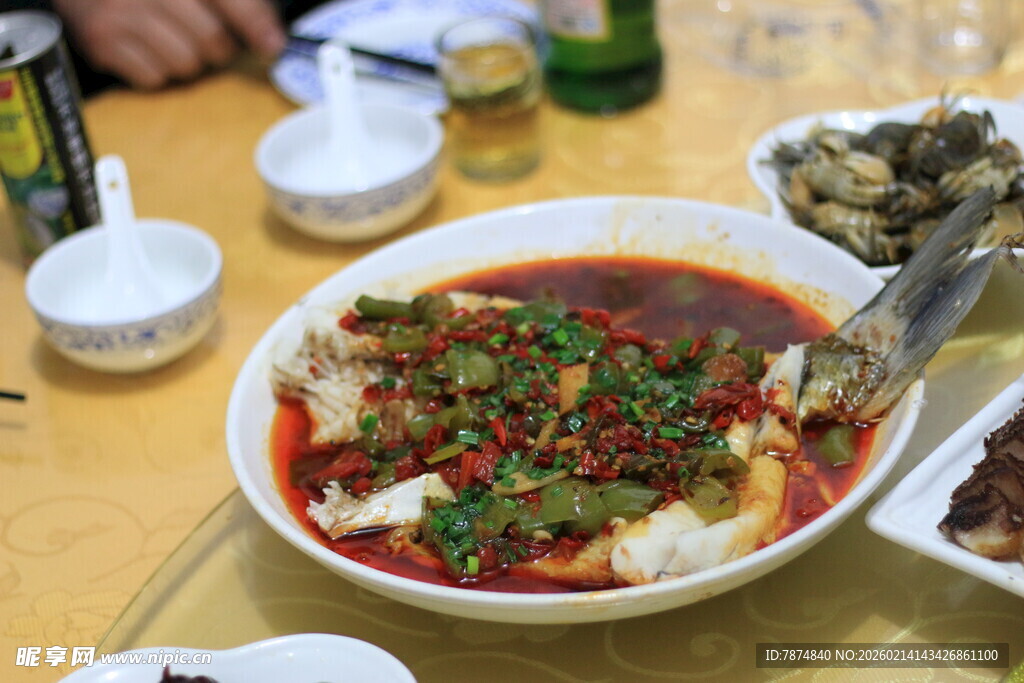 美味水煮鱼摆上餐桌