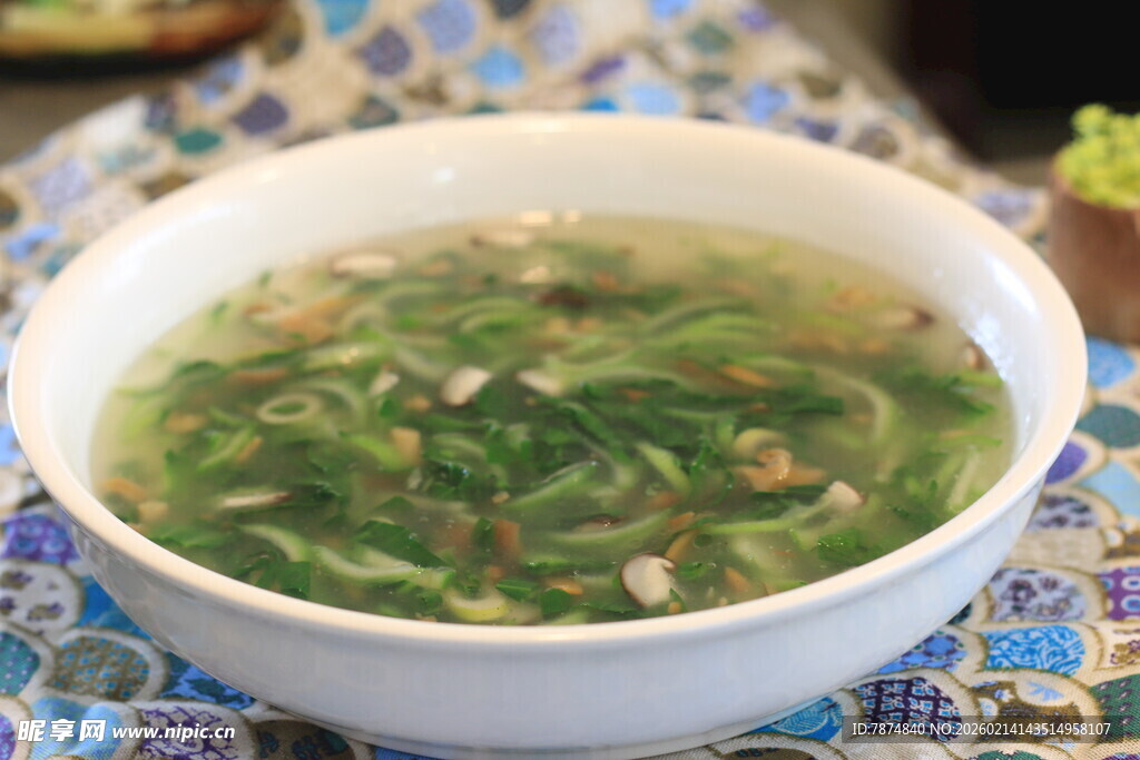 一碗清新的绿色蔬菜汤