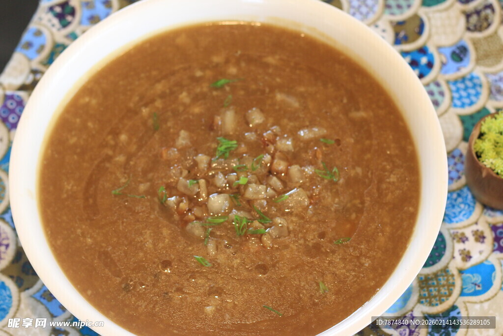 一碗美味的棕色浓汤