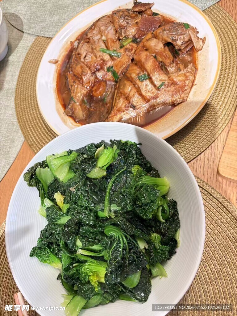 红烧鱼与炒蔬菜