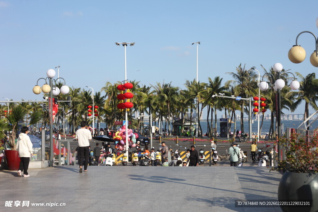 海滨广场休闲景象
