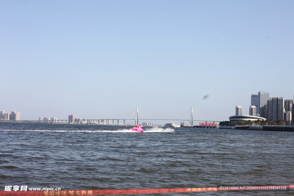 城市边的开阔水域景观