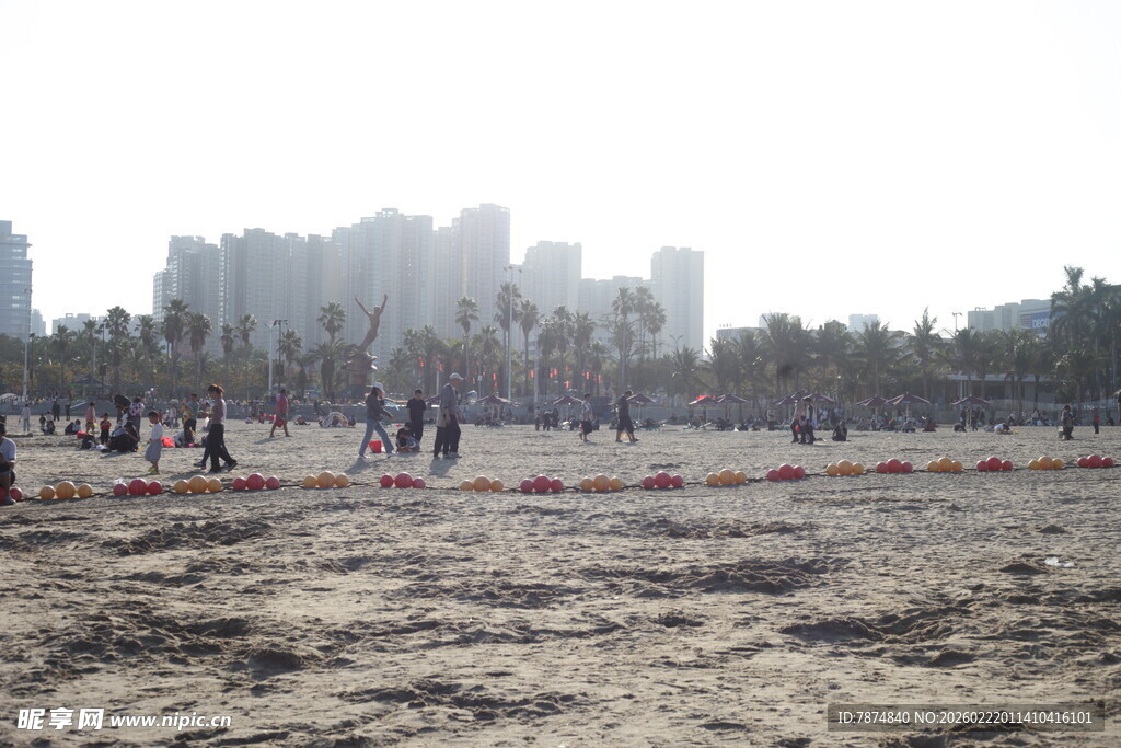 城市荒地中的人群活动场景