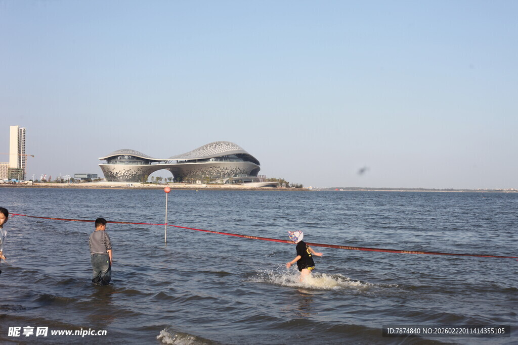 海边嬉戏的人们与特色建筑
