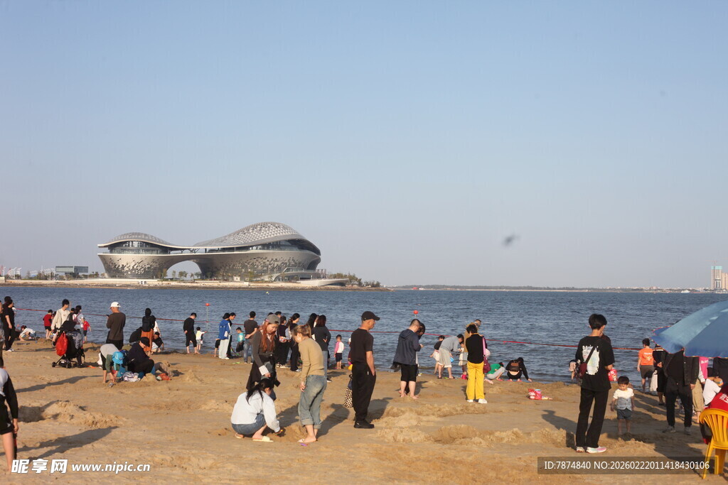 海滨沙滩上的热闹人群