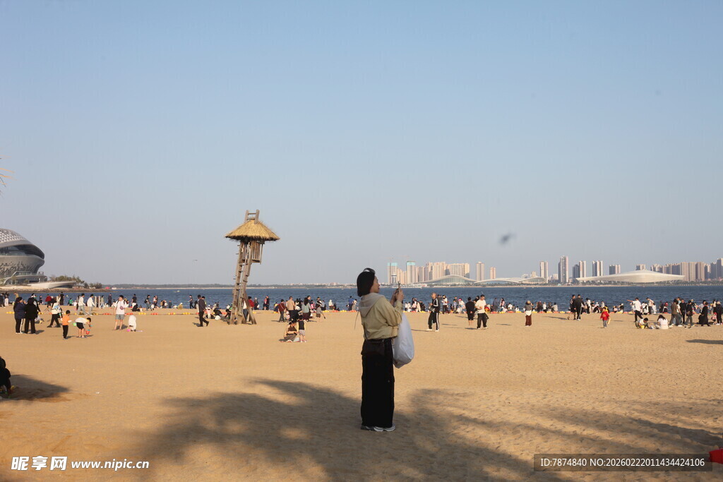 热闹沙滩上的休闲场景
