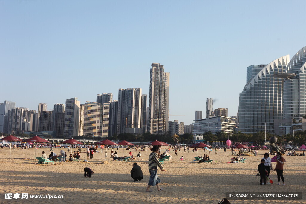 城市沙滩上的休闲人群