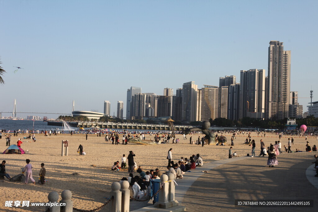 热闹海滨城市沙滩景象