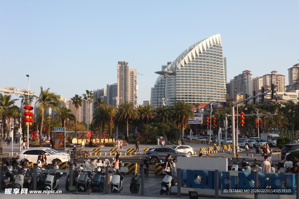 城市广场热闹景象