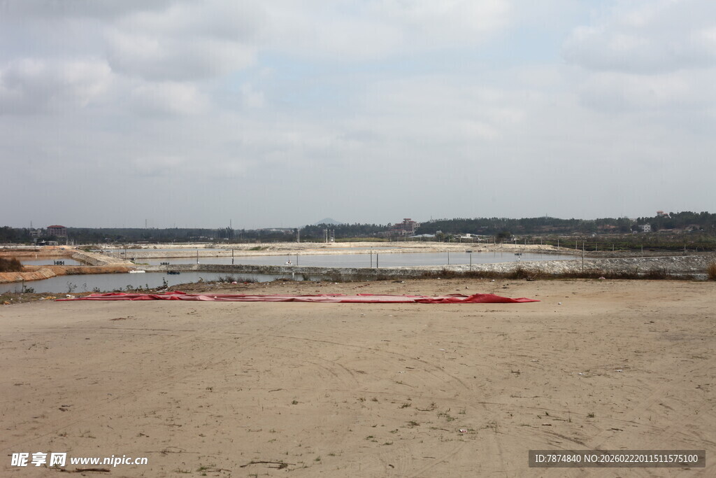 空旷沙地与远处景观