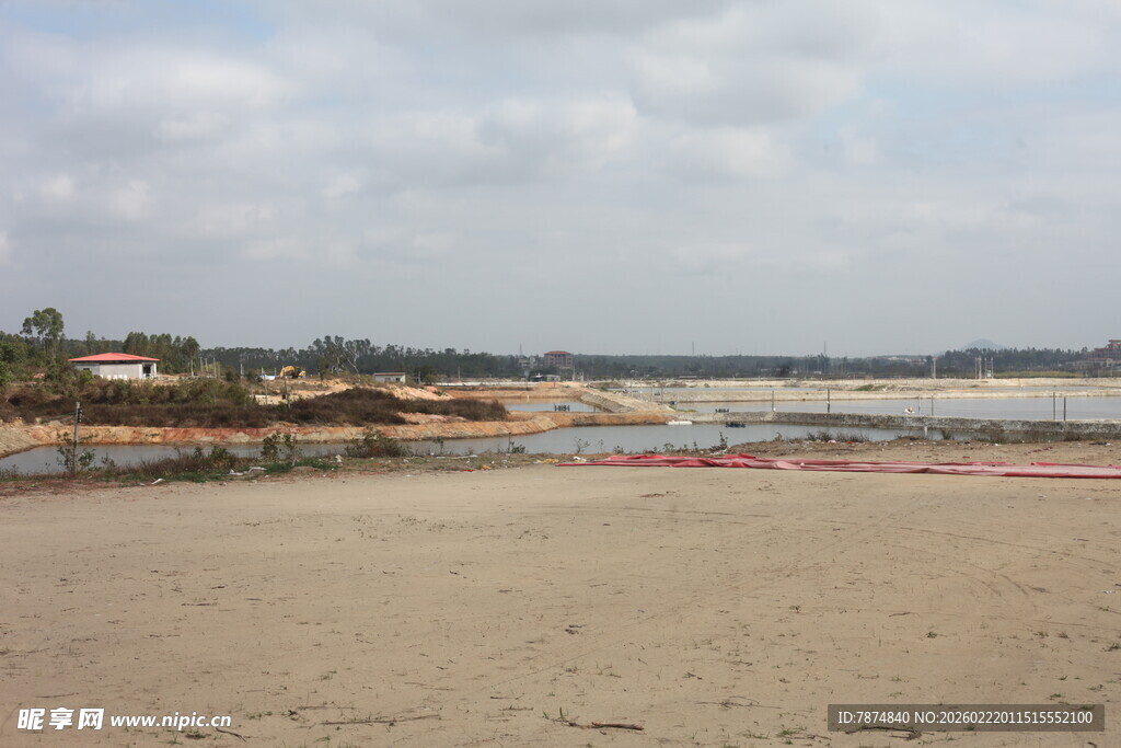空旷沙滩与远处海岸线