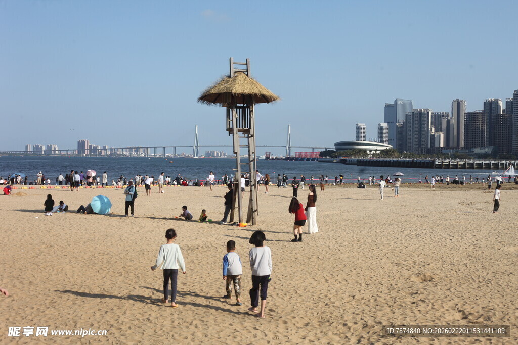 热闹海滨沙滩游玩场景