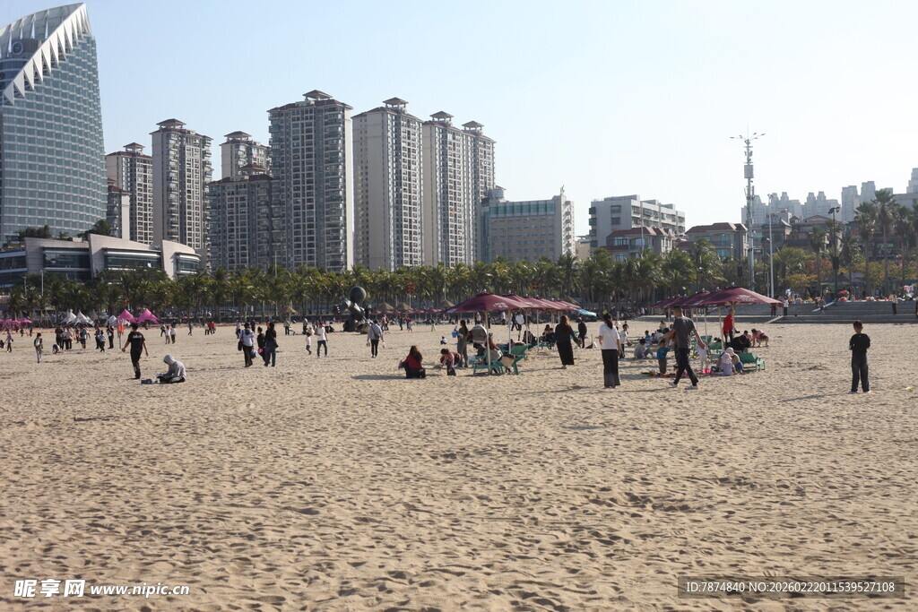 热闹沙滩与远处高楼景观