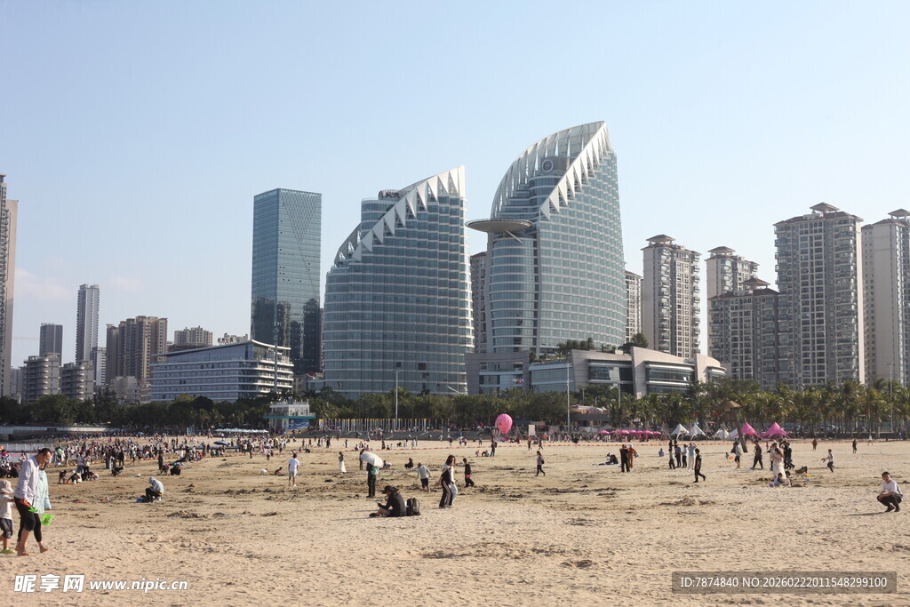 海滨沙滩与现代城市景观