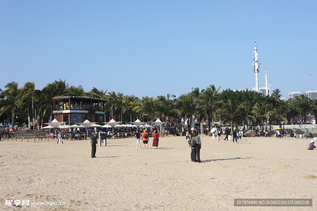 热闹沙滩上的休闲人群