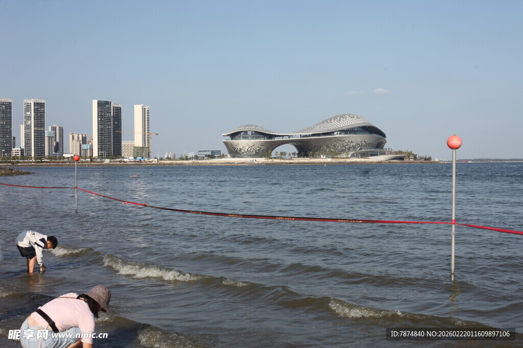 海滨城市风光与戏水人群