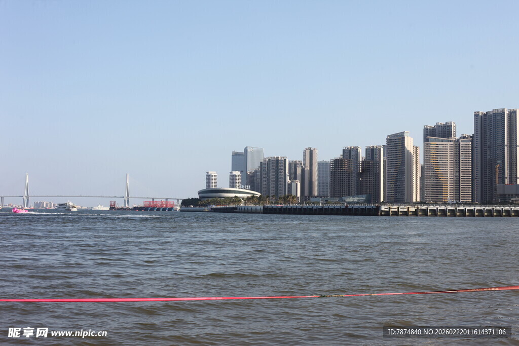 城市江畔高楼风景