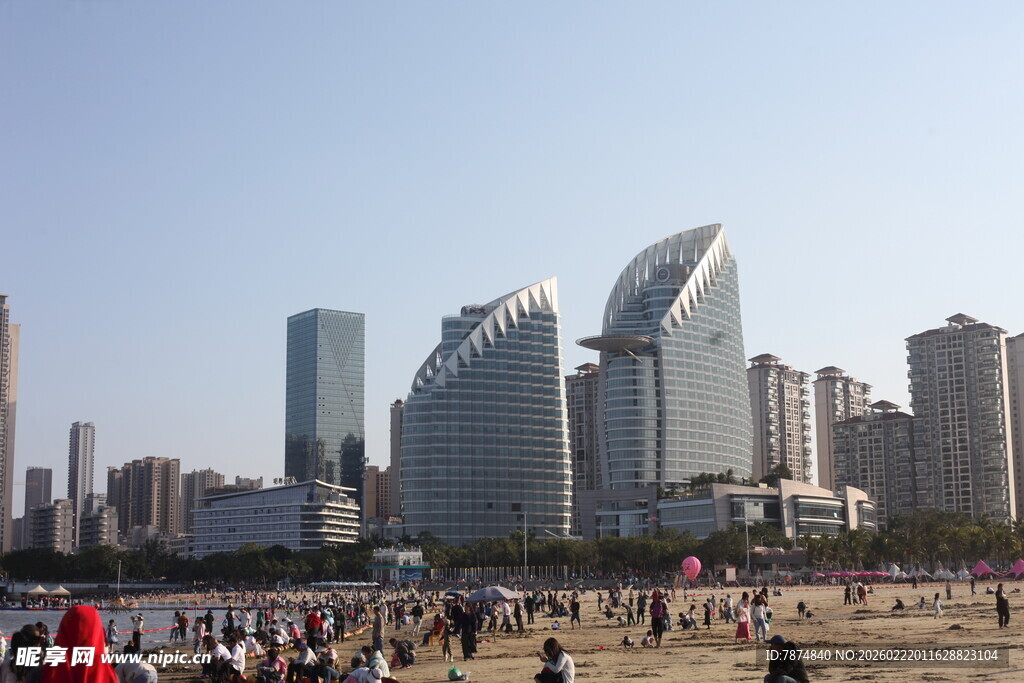 海滨城市热闹的沙滩景象