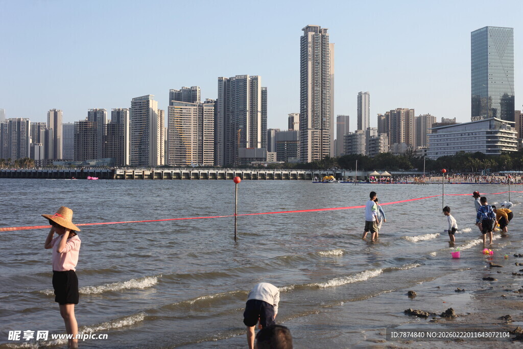 城市滨水沙滩欢乐场景
