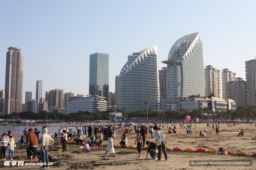 海滨城市热闹的沙滩景象
