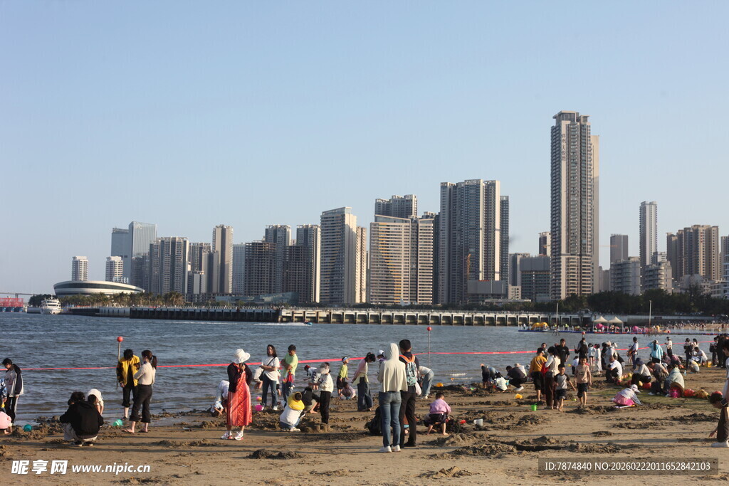海滨城市沙滩上的热闹景象